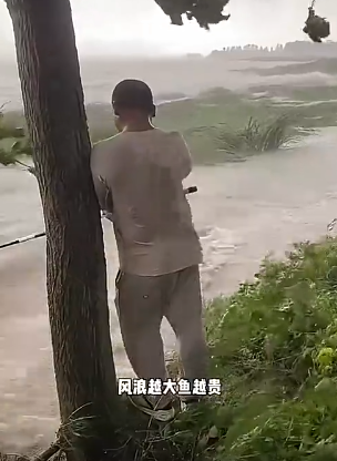 风雨无阻，向钓鱼佬致敬