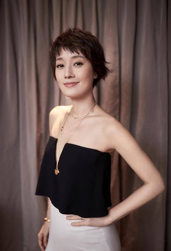 马伊琍说，赚钱非常不容易，都很辛苦，所以我从来都不乱花钱，我也挺节省的。我妈妈从
