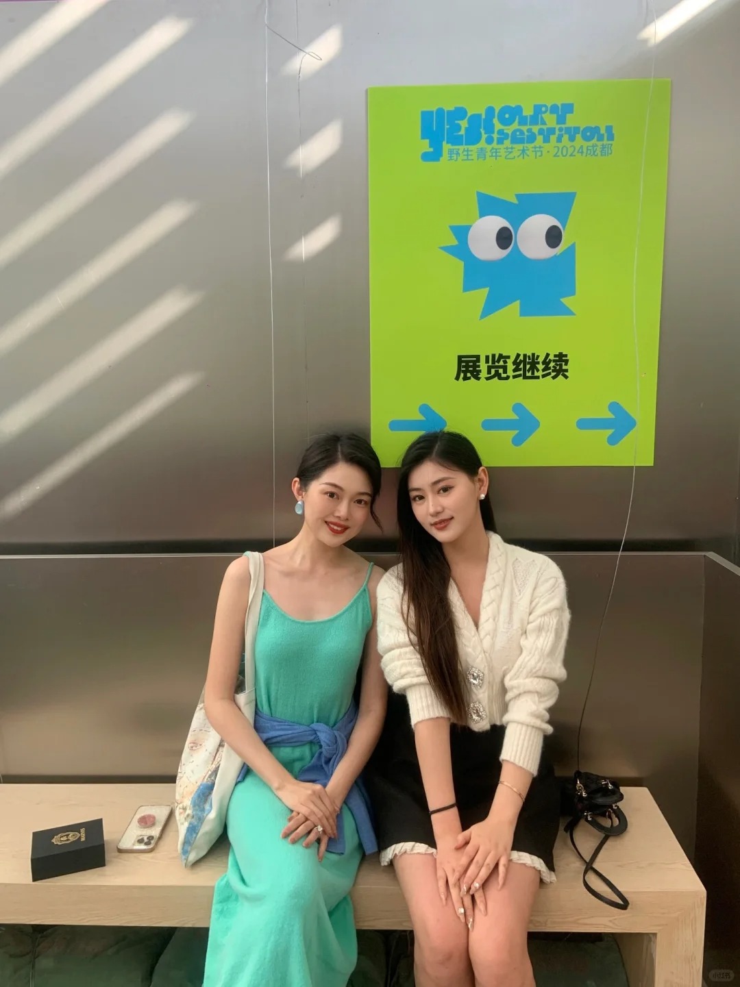 在成都看展偶遇晚晚
本人真的的好瘦好挺拔 照片就原相机直出 只磨了个皮 因为展厅