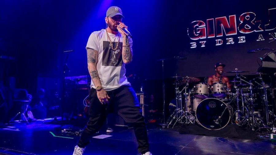 都在问这两天 Eminem 穿的哪双鞋？今天终于破案了！