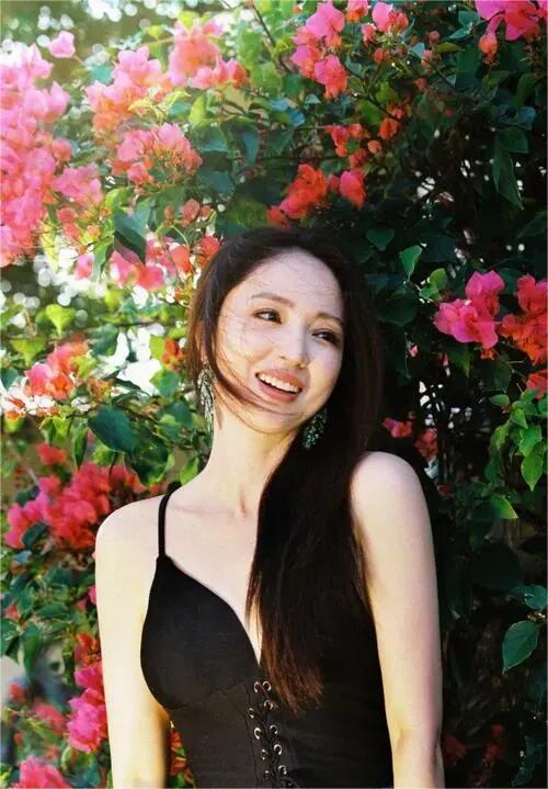 董璇的人生经历中，对演艺事业的执着与热爱