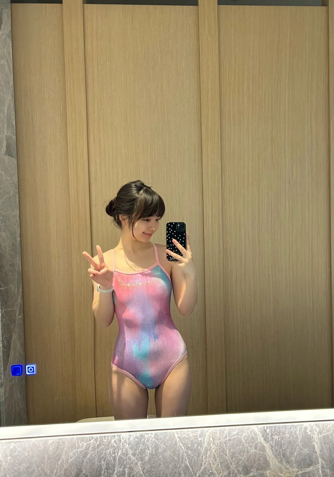 好漂亮的小粉鱼
穿竞速泳衣真的游的好快！
ps这件泳衣实物真的超级闪！