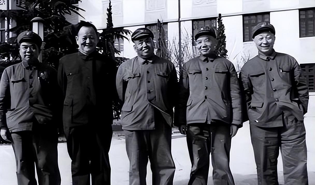1973年，中央为了更好地管军队，让军队的反应更快、效率更高，也为了国防更稳固，