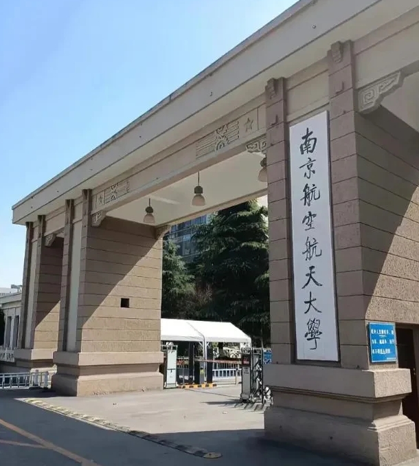 恕我直言，这种事儿在大学有的是！

不少教授娶了自己的学生，我还知道有的不只娶了