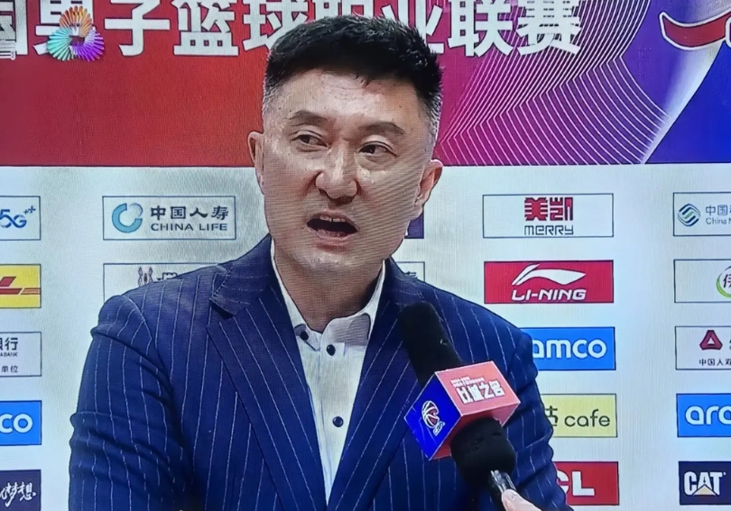 杜锋执教形同虚设！不换上吉伦沃特和杜润旺！该暂停时不叫，把能进攻的球员吉伦沃特，