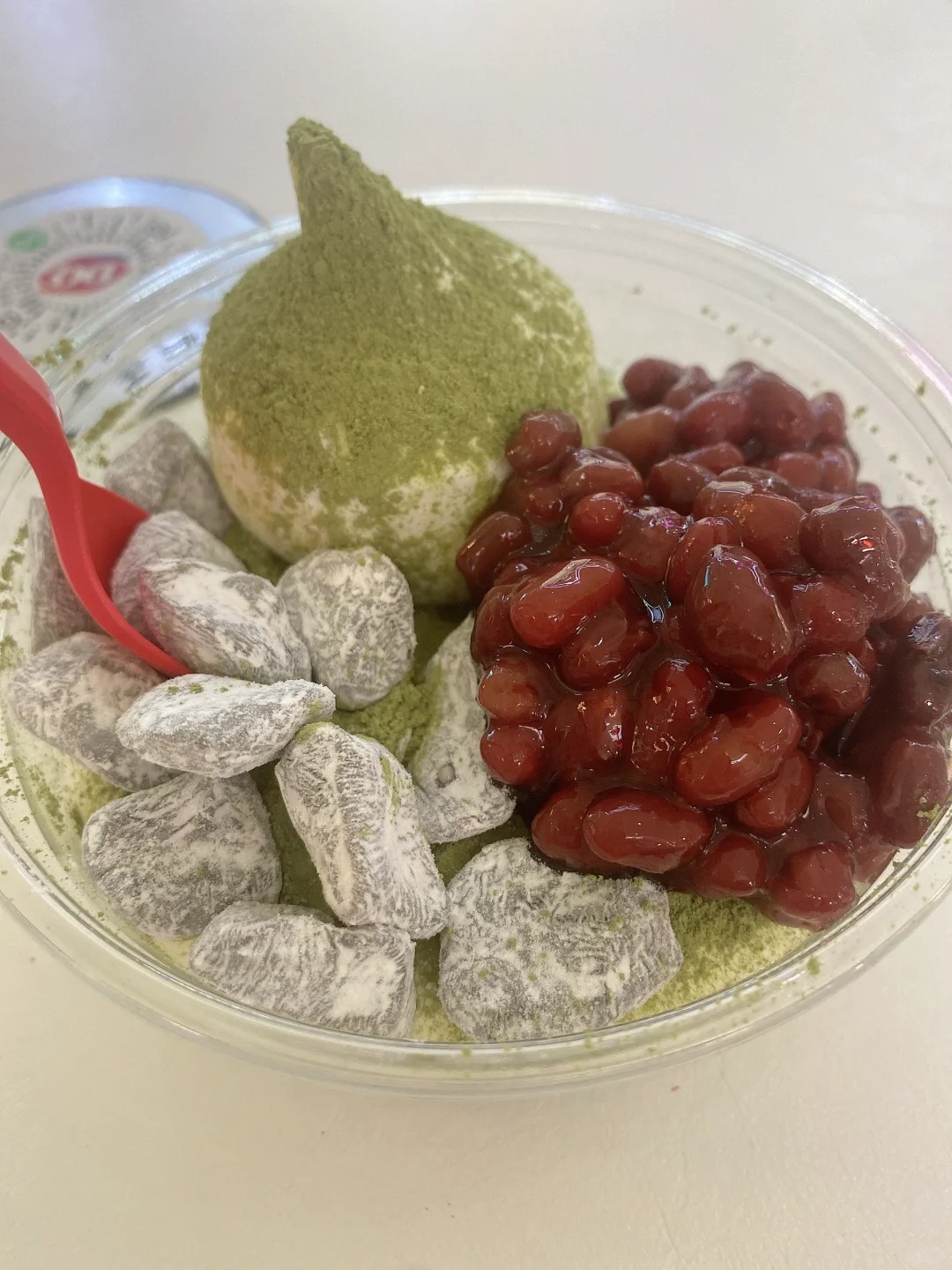 小女孩接到自己的DQ冰淇淋时轻轻地死掉了
救命啊，它好小啊它好小