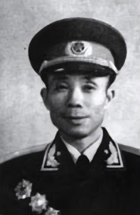 周恩来偶遇故人女，倒水女孩引回忆，贝璐瑛身世揭秘