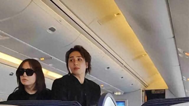 46岁滨崎步男友正面照曝光，25岁清秀帅气，两人一起坐飞机好恩爱