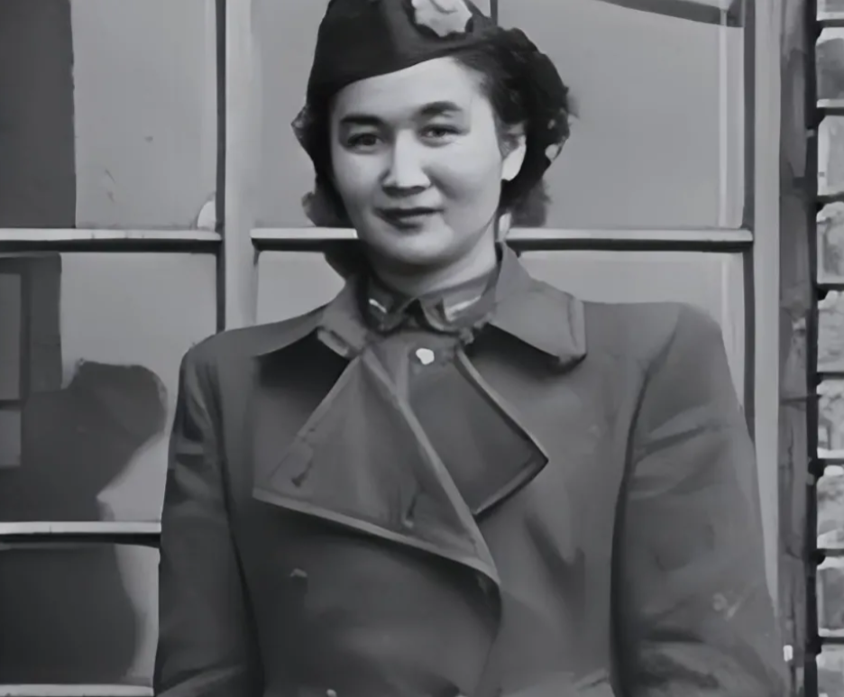 1940年，地下党康乃尔正在茶馆打牌。突然，一名军统女特工一把抢过他手里的牌说：
