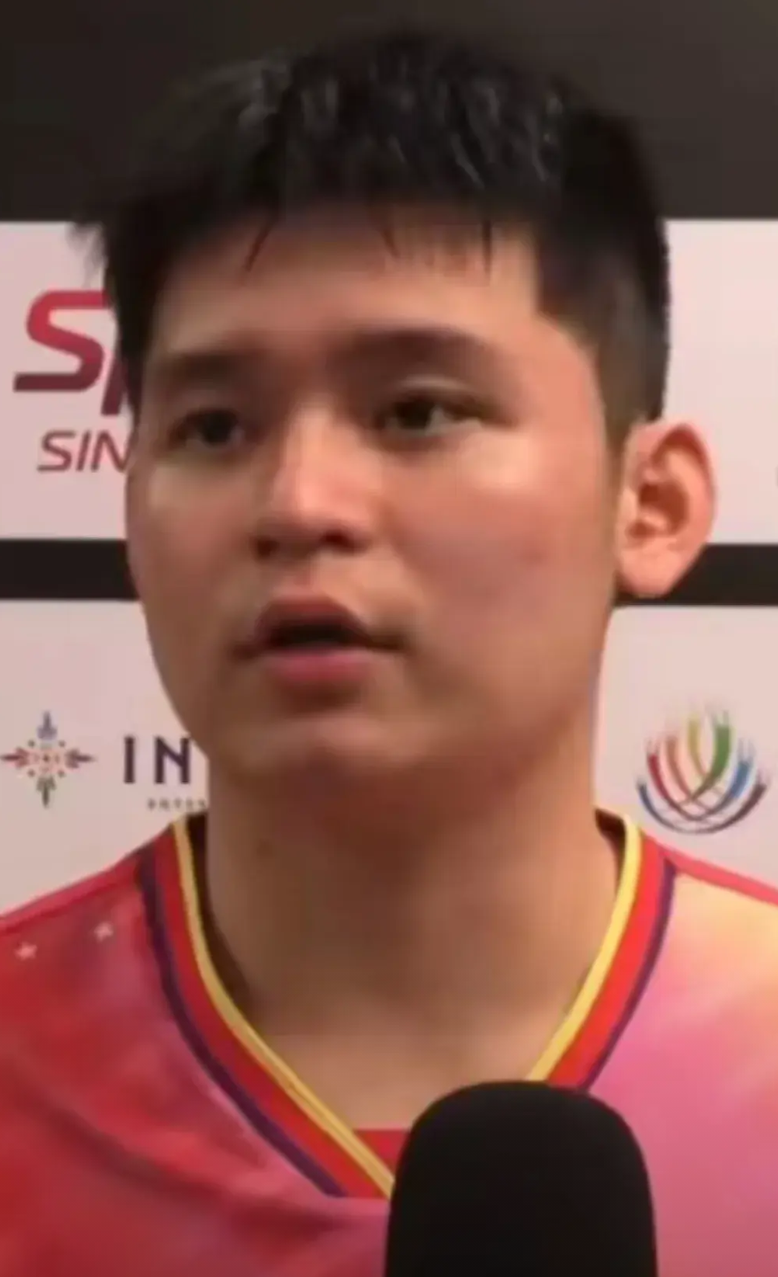 虽然说林诗栋3-2胜了张本智和，
这小子球技是渐入佳境了，可是这扔拍子的坏习惯也