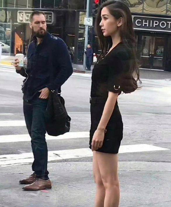 这就是baby不穿短裙的原因嘛

在娱乐圈这个光鲜亮丽的舞台上，每位明星的选择都