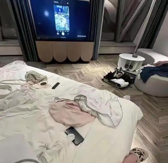 深圳一男子出差住酒店退房，服务员来查房，发现被子上有不明液体，于是要求男子赔偿被
