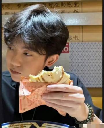 难怪李明德退圈后事业反而起来了，他戴了去雍和宫求的手串

神：你就说事业起没起来