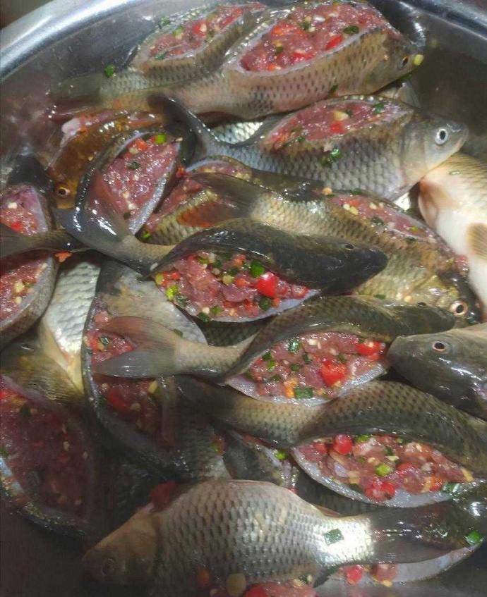 闺蜜老公钓的鲫鱼，非得让我去尝尝，这是什么做法？ ​​​