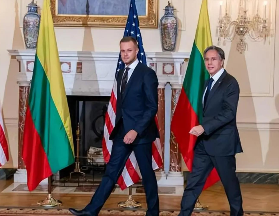 不知天高地厚，300万人口的弹丸小国驱逐三名中国外交官，我们不能再客气了！