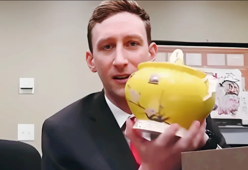 世界上只有3个外国人以个人身份收到过中国国礼瓷，第一个是国际主义战士白求恩，第二