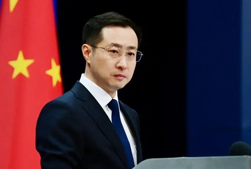 ​歼10骑脸输出，澳防长不可接受？中方回应很直接！近日，澳战机黄海与我军激烈对峙