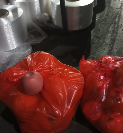 今天我厂发了年终福利，就两袋水果。一袋苹果🍎，一袋橙子🍊。二十斤不到，可以吧
