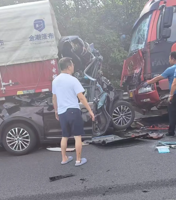 四川，一女子开越野车，拉着丈夫，3岁儿子还有保姆，去北京看病重的父亲，回来的路上