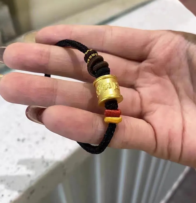 我是不是发财了？[小鼓掌]今天去看电影，在座位上发现了一个镯子，等回家一看竟然像