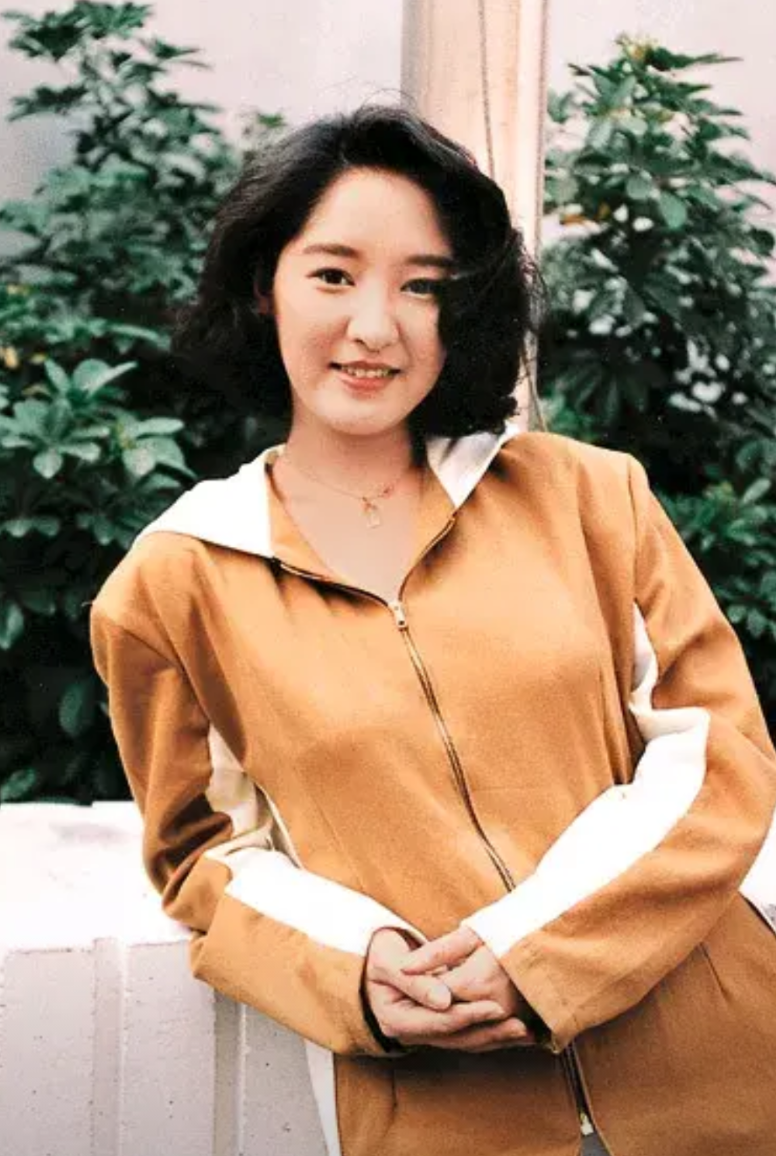 雪梨（严慧明）的家庭关系如下∶

1、前男友∶徐少强，中国香港武打明星，雪梨未婚