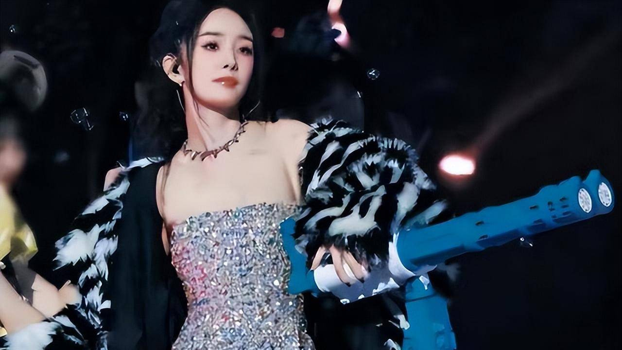 她被称为“圈内第一尤物”，只可惜，红得快沉的也快
