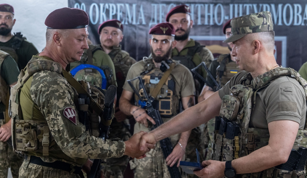 【乌军总司令给成功突袭库尔斯克的空降兵颁奖：你们拯救了数以千计的生命】
8月24