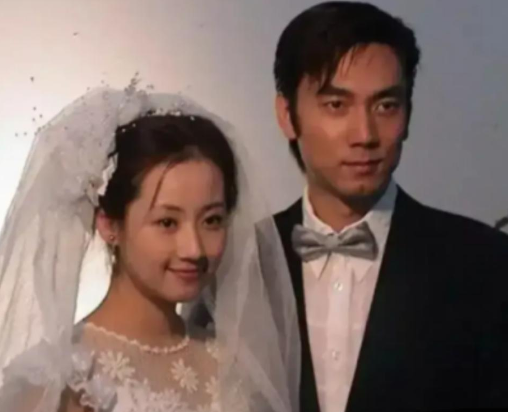1994年，林依轮甩掉人老珠黄的发妻，转身娶了选美冠军西华，婚后他将600万积蓄