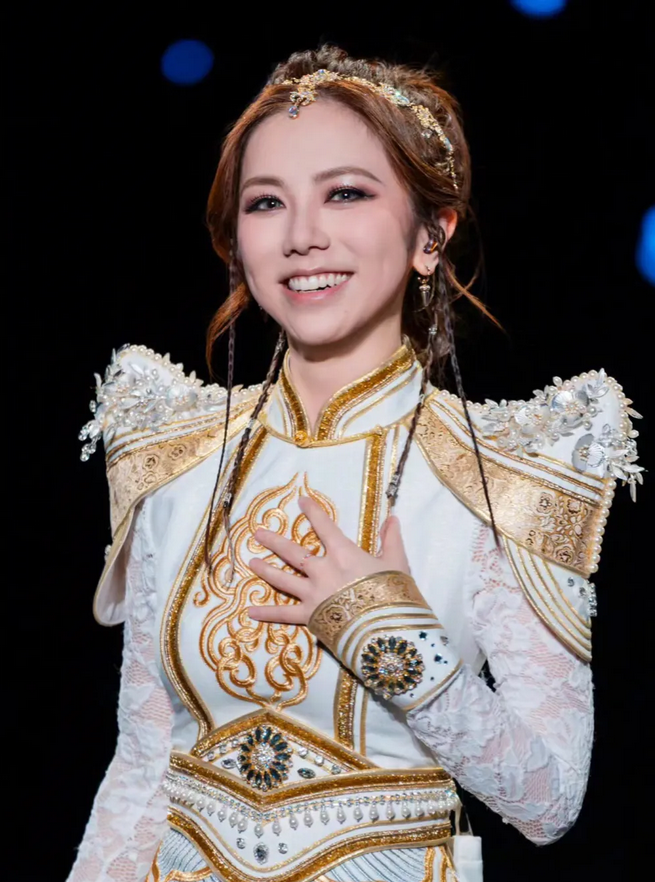 你知道吗？邓紫棋这位音乐才女，简直就是个“打不死的小强”。从小在钢琴上混得风生水