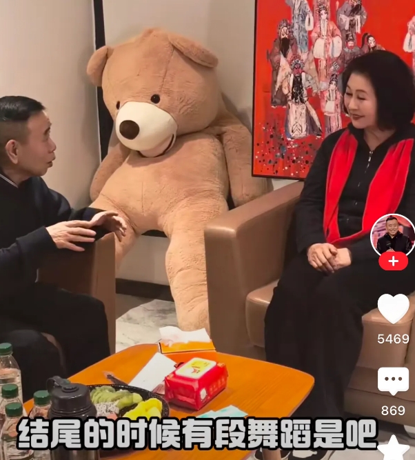 最近刷到一个超有回忆杀的视频！时隔32年，黄晓娟老师和潘长江老师再次合体，一起跳
