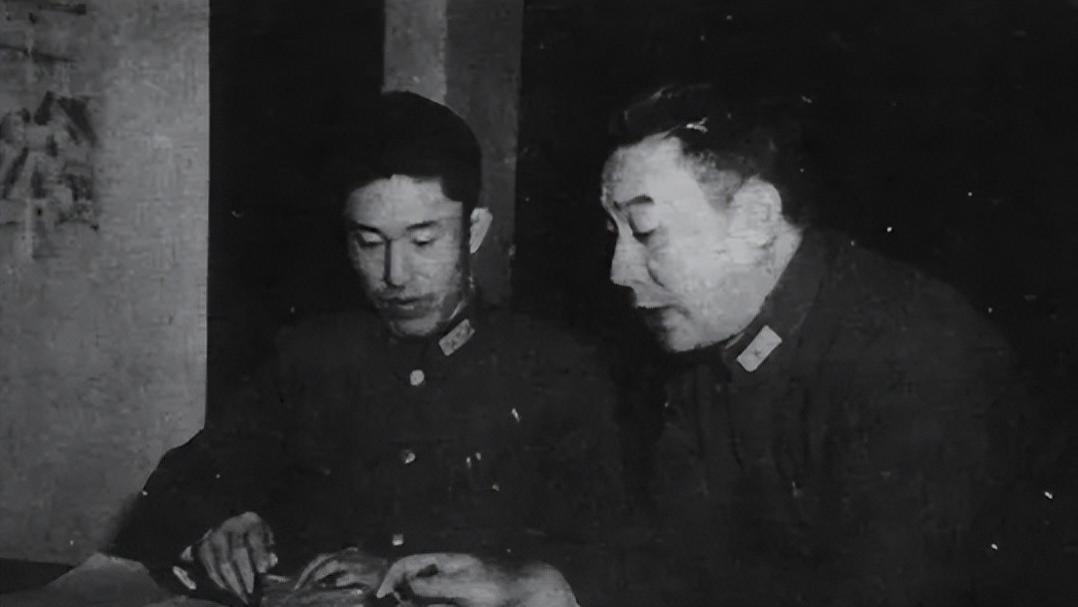 1954年，毛泽东宴请郑洞国，席间，毛主席亲自为他划火点烟