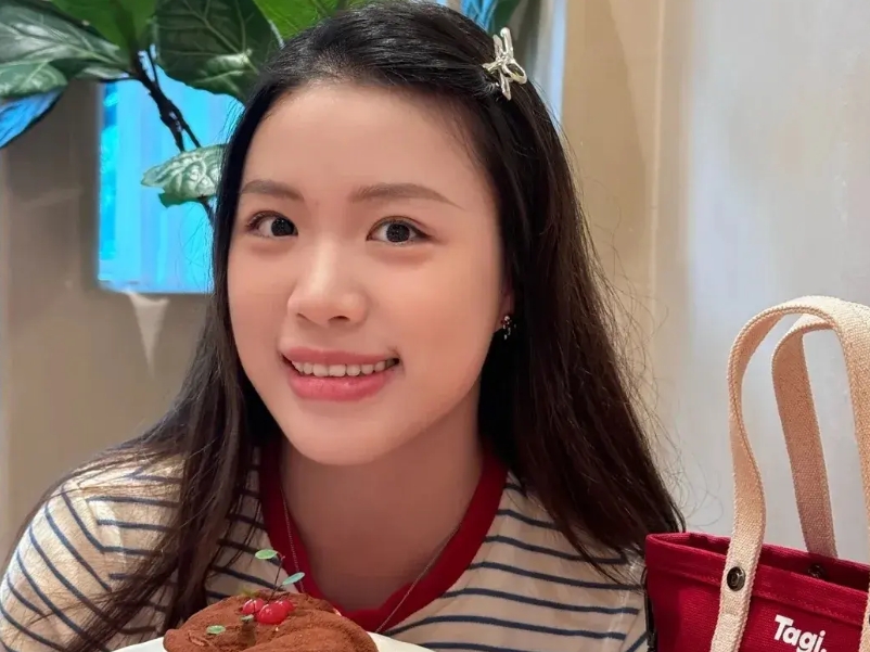 杨倩这个人真是个迷，越来越让人看不懂了

你说她漂亮吧
长相很普通，五官不突出，