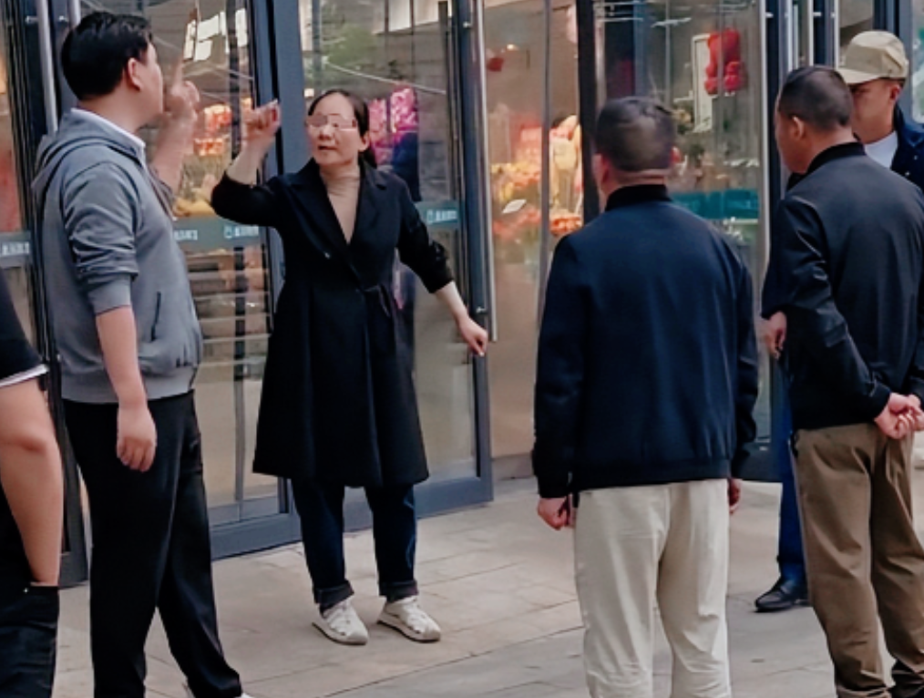 讹天讹地讹空气？10月19日，11岁小男孩在超市玩闹时不小心摔倒了，晕了十来秒。