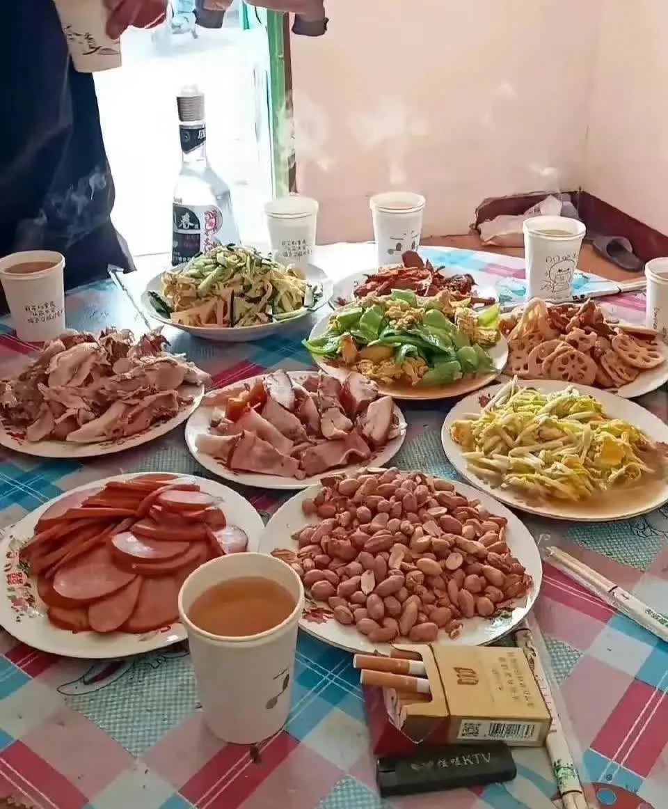这桌酒席的辨识度就这么低吗？在网上引发了一场激烈的争论。有人认为这是山东的酒席，