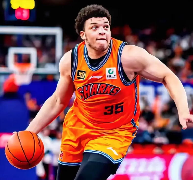 大局已定！CBA最强7大外援实力排序如下…
1、洛夫顿。
上海队16连胜，洛夫顿