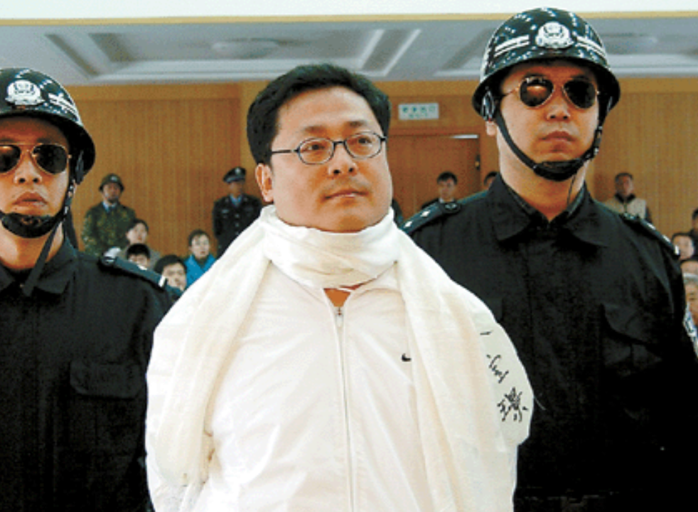 中国首位注射死刑亿万富翁，临死前挣扎：我捐百亿油田，饶我一命！眼看无济于事，他紧