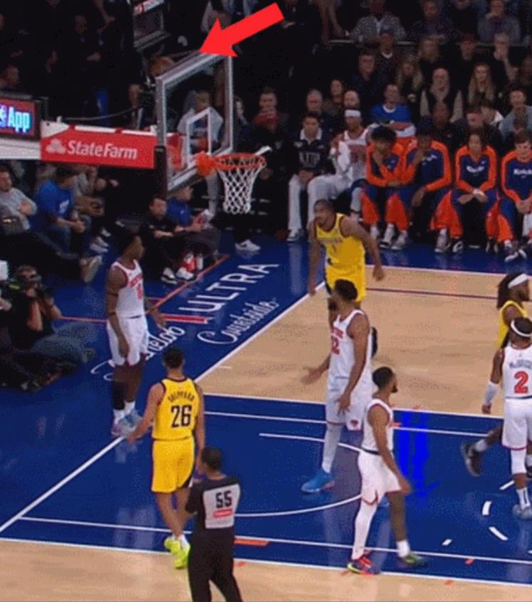 这弹跳力，参加扣篮大赛绝对能拿冠军了！

在今天步行者与尼克斯的比赛中，出现了惊