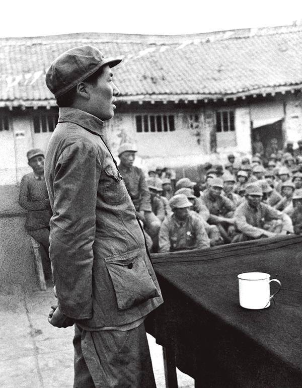 1965年的一次全国医疗工作者会议上，毛主席听完汇报后罕见的拍着桌子发火，质问对