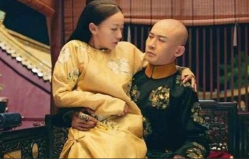 1756年，令妃生下孩子还在坐月子，就被欲望缠身的乾隆帝宠幸了，在此后10内更是
