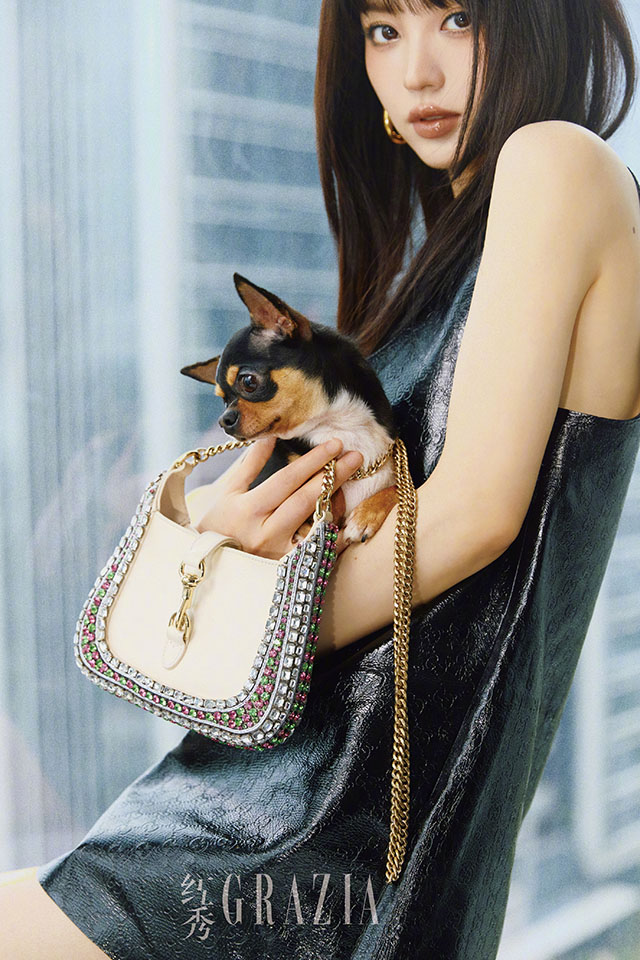 #田曦薇倪妮撞衫#撞不可怕......其实也不算撞，田曦薇《红秀》封面大片时的穿