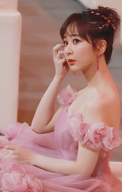 杨紫｜人间小可爱，甜妹天花板
这葡萄大眼也太漂亮了吧，萌化了，太美了，小公主把我