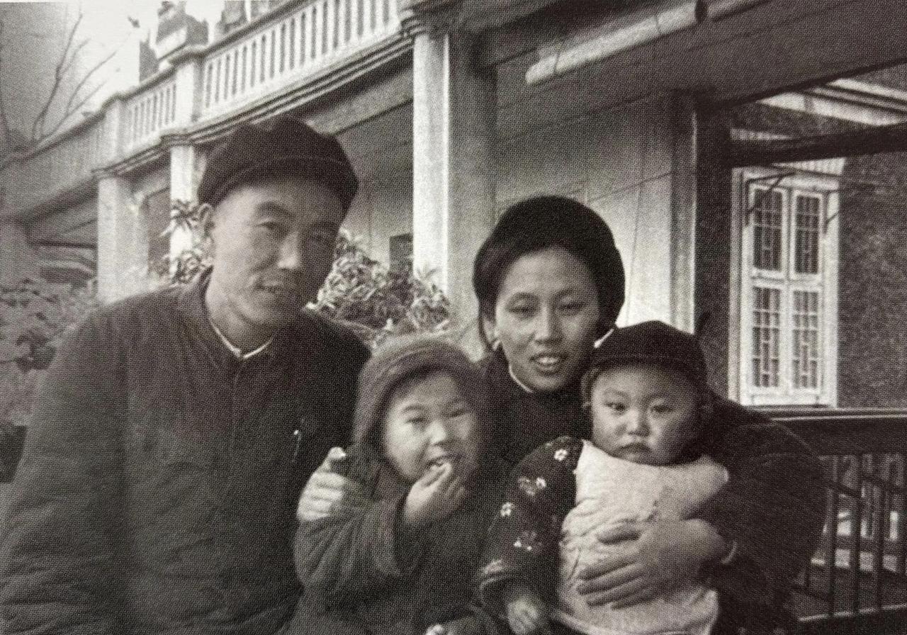 老照片，这是50年代初，万里任西南军政委员会工业部部长时与夫人边涛、女儿万淑鹏、