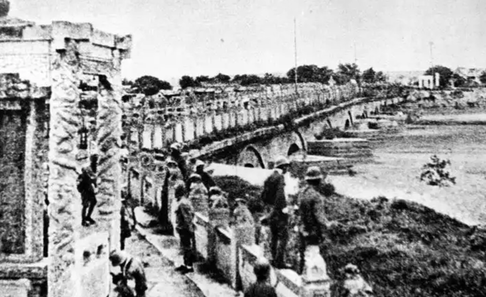 1937年7月7日，无耻的日军以士兵在演习中失踪借口，发动了著名的卢沟桥事变，也