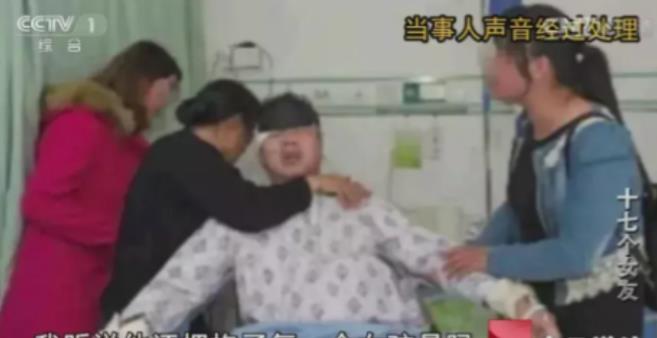湖南长沙，一男子出了车祸后，交警用男子手机联系他妻子，竟发现通讯录里备注了17个