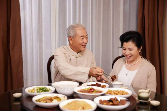晚上进食就容易发胖，忍着不吃了？为了健康真不能不吃！