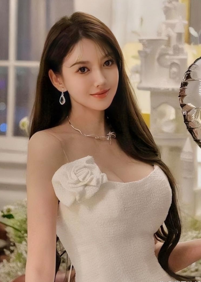 黄晓明的女友叶珂颜值惊人，这身材谁不迷糊呀？黄教主真会选老婆。