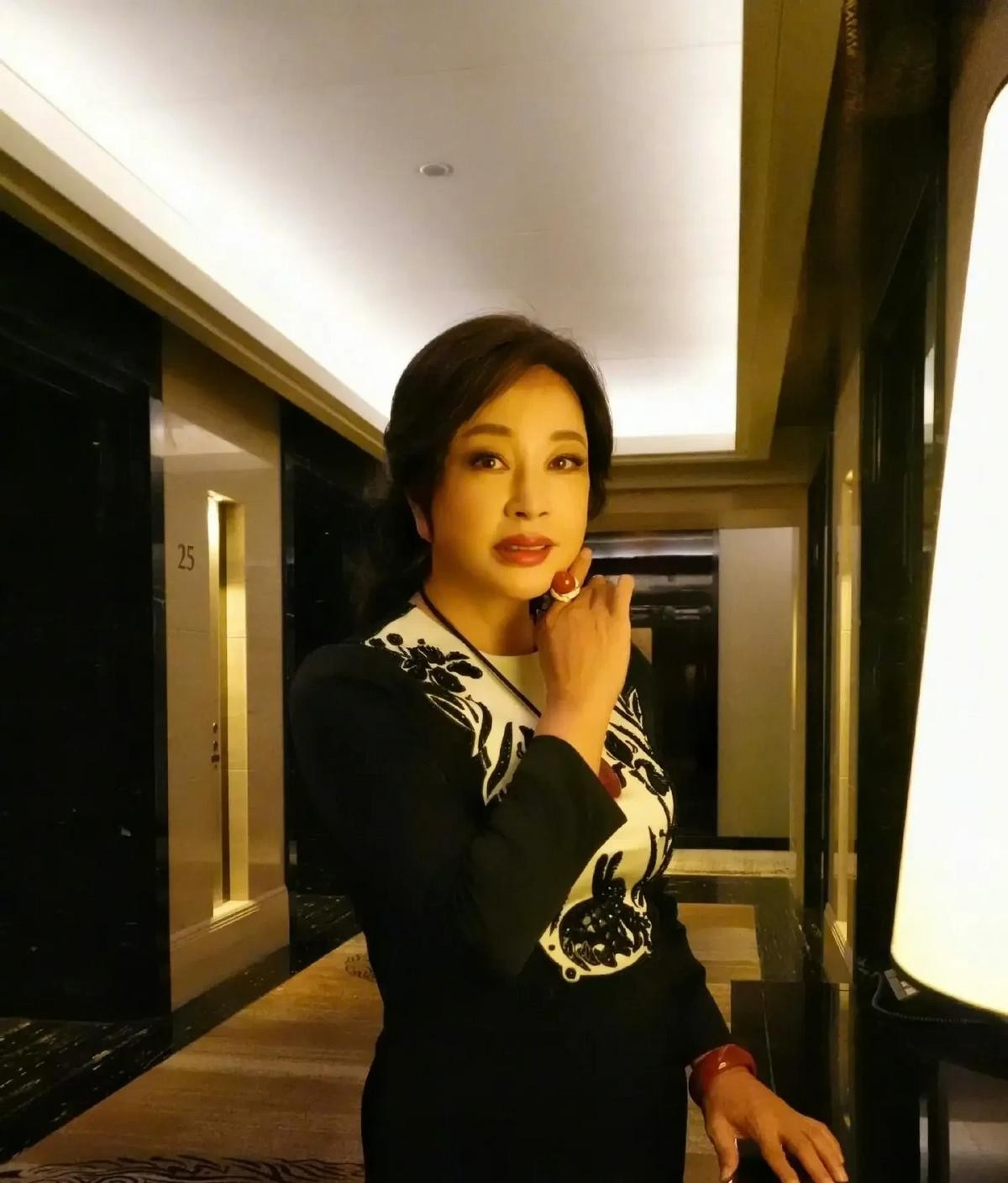 刘晓庆感情经历复杂 事业很成功

                       