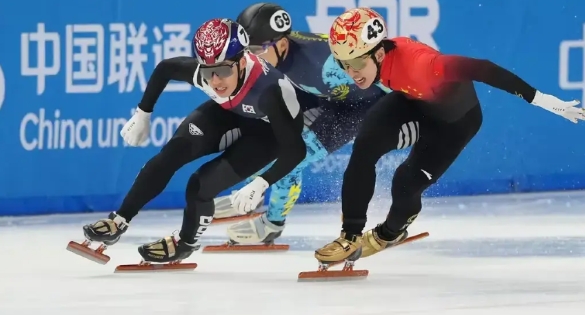 急功近利在短道速滑上的恶果
亚冬会本来没什么关注点
可是一个韩国归化队员的频繁出