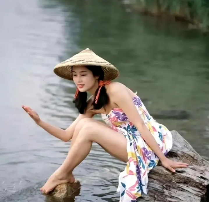 陈凯歌拿金鸡奖，
在台上使劲夸陈红，
陈红是妻子、工作伙伴、制片人，
具有强大的
