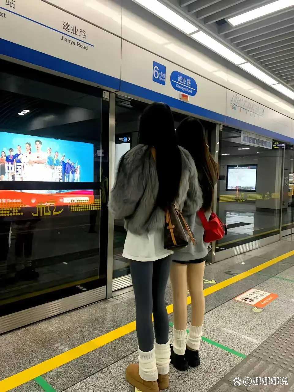 好尴尬，我到底要不要告诉她

